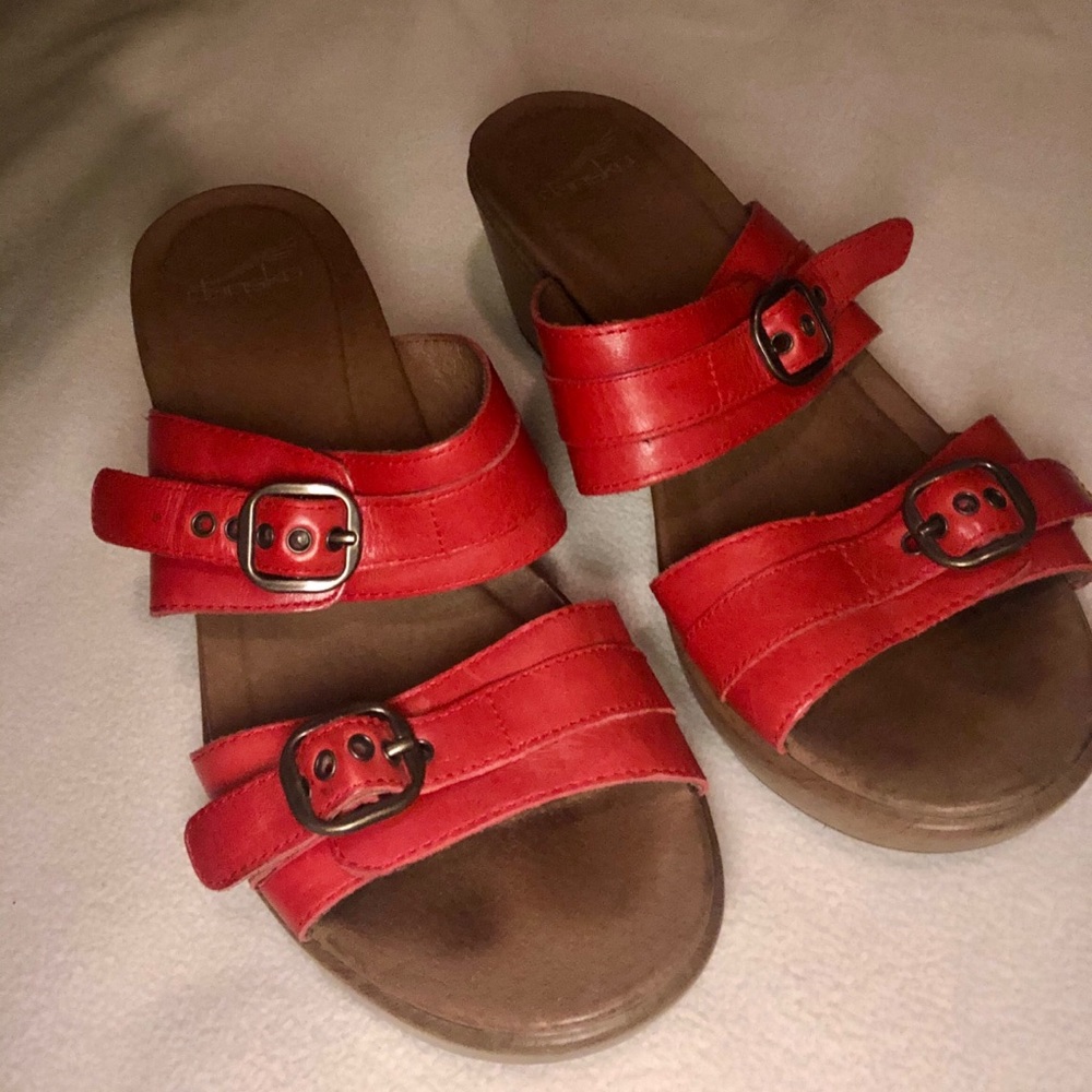 Dansko coral w/buckles slip-on sandals!